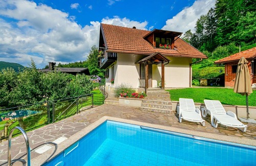 Skrad House | Stunning private villa for 6 guests with A/C, WIFI, private pool, TV, terrace and panoramic view
