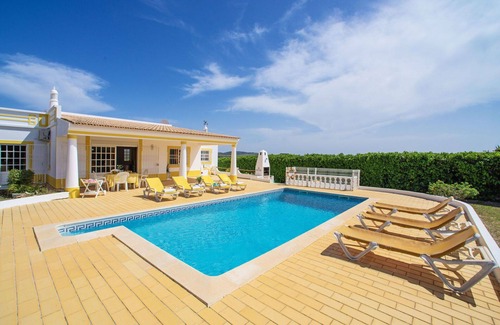 Mem Moniz House | Stunning private villa for 6 people with WIFI, A/C, private pool, TV and terrace