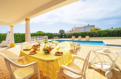 Mem Moniz House | Stunning private villa for 6 people with WIFI, A/C, private pool, TV and terrace
