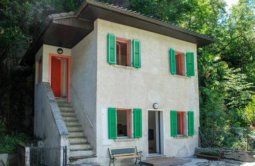Bellinzona House | Stunning private villa for 4 people with WIFI, TV, patio, pets allowed and panoramic view