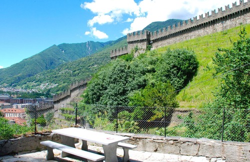 Bellinzona House | Stunning private villa for 4 people with WIFI, TV, patio, pets allowed and panoramic view