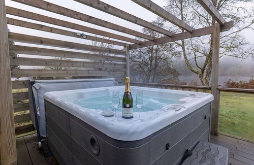 South Laggan House | Stunning private villa with hot tub, WIFI, TV, terrace, pets allowed and panoramic view
