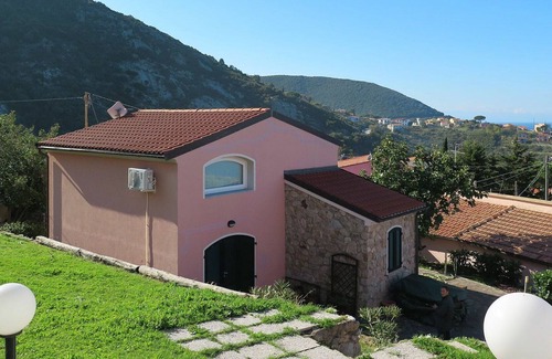 Patresi House | Stunning private villa for 4 people with A/C, TV and terrace