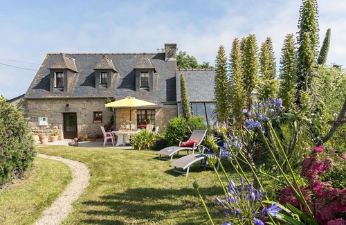 Cleder House | Stunning private villa for 4 guests with TV and terrace