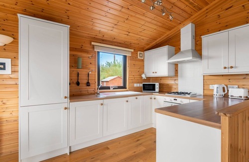 Kinross House | Stunning private villa for 4 guests with WIFI, TV, balcony and pets allowed