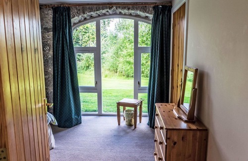 Glen Urquhart House | Stunning private villa for 10 people with TV, terrace and pets allowed