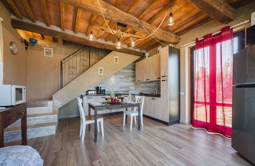 Castelvecchio House | Stunning private villa with WIFI, hot tub, A/C, private pool, TV, terrace and pets allowed