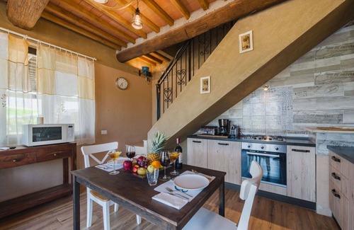 Castelvecchio House | Stunning private villa with WIFI, hot tub, A/C, private pool, TV, terrace and pets allowed