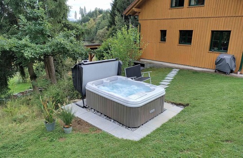 Berg bei Rohrbach House | Stunning private villa with hot tub, WIFI, TV, terrace, pets allowed and panoramic view