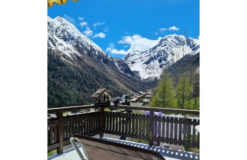 Grimentz House | Stunning private villa for 6 guests with WIFI, TV, terrace, pets allowed and parking