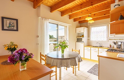 Primelin House | Stunning private villa for 6 guests with TV, terrace and pets allowed