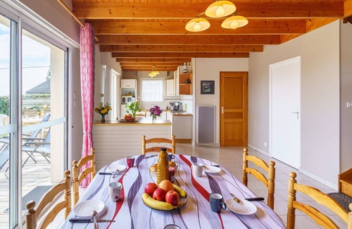 Primelin House | Stunning private villa for 6 guests with TV, terrace and pets allowed