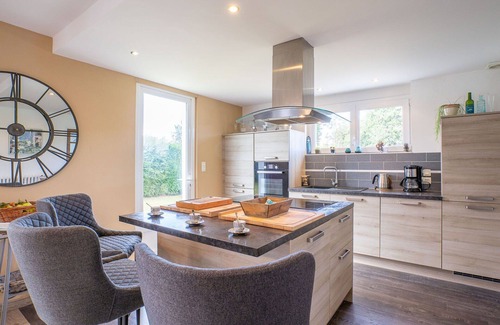 Tregueux House | Stunning private villa for 6 guests with WIFI, TV, patio and pets allowed