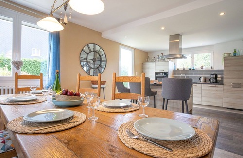 Tregueux House | Stunning private villa for 6 guests with WIFI, TV, patio and pets allowed