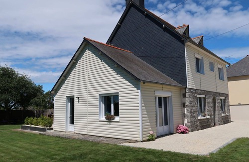 Tregueux House | Stunning private villa for 6 guests with WIFI, TV, patio and pets allowed