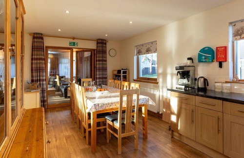Aviemore Villa | Stunning private villa for 14 guests with WIFI, hot tub, TV, patio and pets allowed
