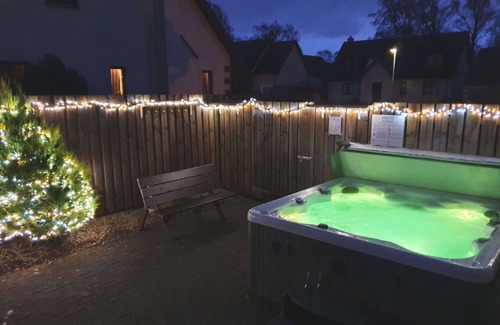 Aviemore Villa | Stunning private villa for 14 guests with WIFI, hot tub, TV, patio and pets allowed
