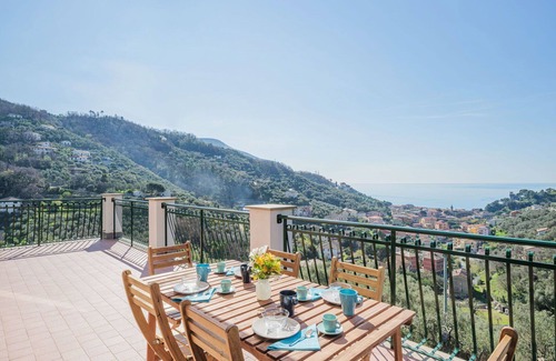 Moneglia House | Stunning private villa for 6 people with A/C, WIFI, TV, patio and pets allowed