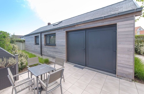 Bredene House | Stunning private villa for 5 guests with WIFI, TV and terrace