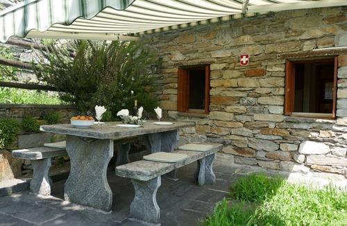 Semione House | Stunning private villa for 4 guests with TV, patio, pets allowed and panoramic view