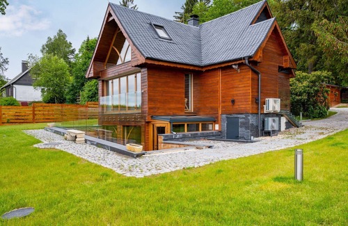 Oybin House | Stunning private villa with WIFI, A/C, hot tub, TV, patio, pets allowed and panoramic view