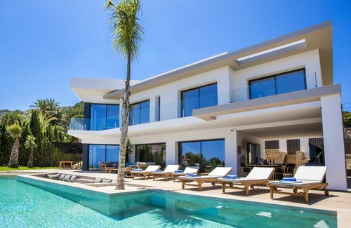 Mar Azul Villa | Stunning private villa for 8 guests with WIFI, private pool, A/C, TV and patio