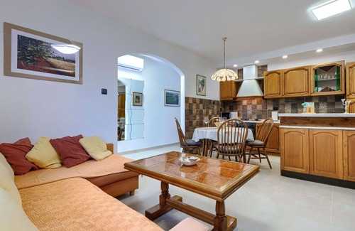 Filipana House | Stunning private villa for 6 guests with WIFI, private pool, A/C, TV, terrace and pets allowed