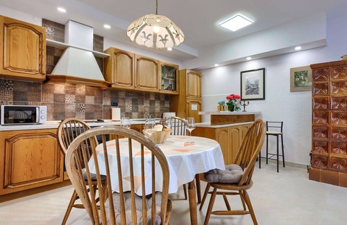 Filipana House | Stunning private villa for 6 guests with WIFI, private pool, A/C, TV, terrace and pets allowed