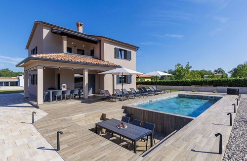 Topid House | Stunning private villa for 8 guests with private pool, A/C, WIFI, TV and terrace