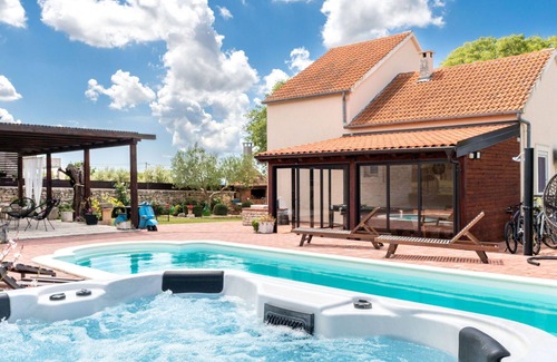 Gornji Zemunik Villa | Stunning private villa for 8 guests with A/C, hot tub, private pool, WIFI, TV and patio