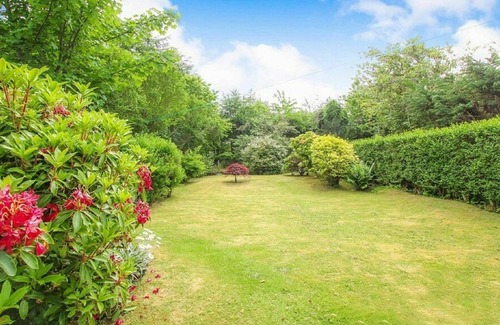 Connel House | Stunning private villa for 6 guests with WIFI, TV and pets allowed