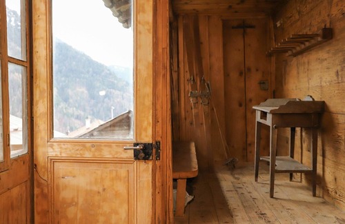 Les Posses-sur-Bex House | Stunning private villa for 11 people with WIFI, terrace and pets allowed