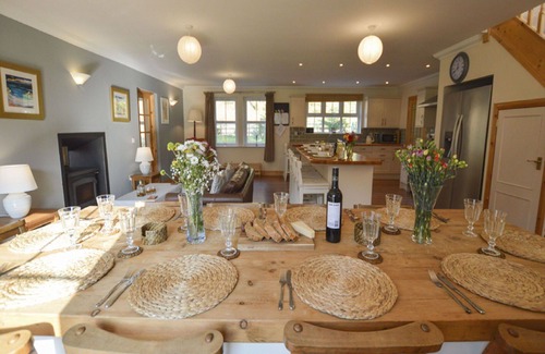 Lerags Villa | Stunning private villa for 10 guests with TV, patio, pets allowed and panoramic view