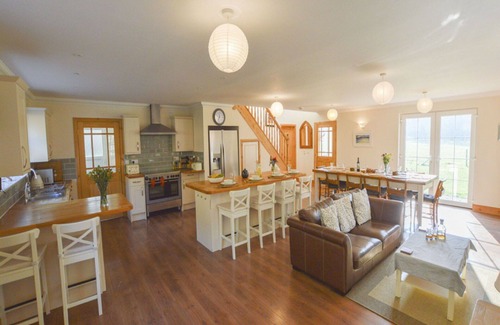 Lerags Villa | Stunning private villa for 10 guests with TV, patio, pets allowed and panoramic view