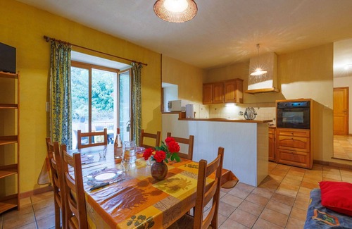 Barjac House | Stunning private villa for 4 guests with TV, terrace, pets allowed and panoramic view