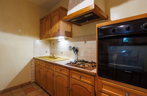 Barjac House | Stunning private villa for 4 guests with TV, terrace, pets allowed and panoramic view