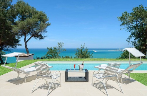 Palombina Nuova Villa | Stunning private villa with A/C, WIFI, private pool, TV, terrace, pets allowed and panoramic view