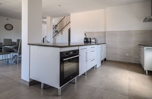 Melres House | Stunning private villa for 6 guests with WIFI, TV and terrace