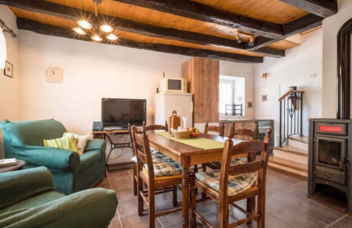 Groznjan House | Stunning private villa with private pool, WIFI, A/C, TV, terrace, pets allowed and panoramic view