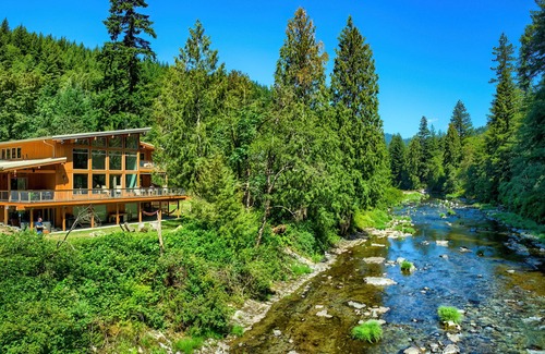 Washougal House | Stunning Riverfront Lodge Home