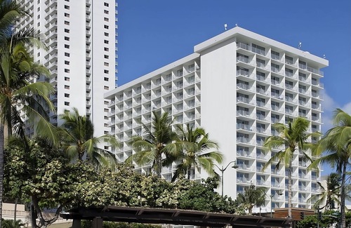 Waikiki Resort | Stunning Scenery At Your Doorstep! 3 Pet-Friendly Units, 2 Pools, 2 Restaurants