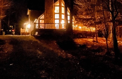 Gouldsboro Ski Chalet | Stunning ski chalet in Big Bass Lake - Poconos