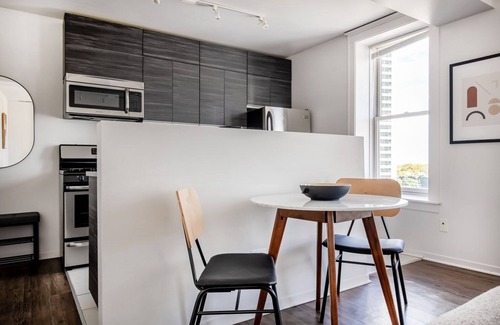 South Loop Apartment | Stunning South Loop 2BR nr L & Grant Park, by Blueground