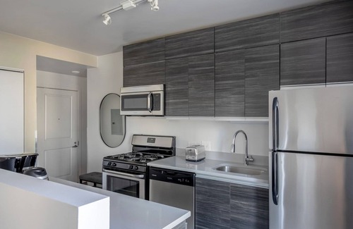 South Loop Apartment | Stunning South Loop 2BR nr L & Grant Park, by Blueground