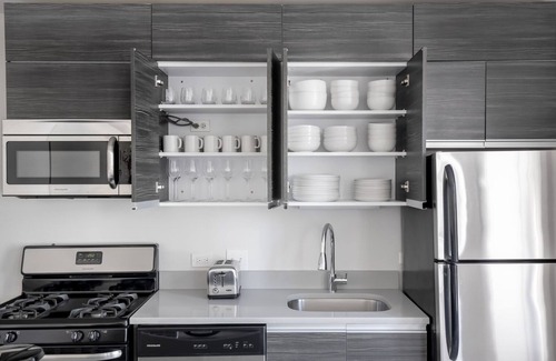 South Loop Apartment | Stunning South Loop 2BR nr L & Grant Park, by Blueground