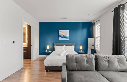 North Hyde Park Apartment | Stunning Studio | Pool & Gym | Raymond James!