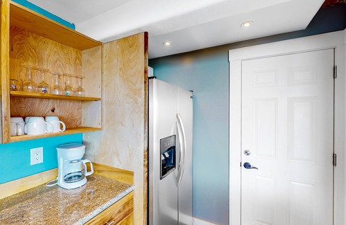 Port Orford Apartment | Stunning studio with panoramic ocean views, updated interior, & cozy kitchen