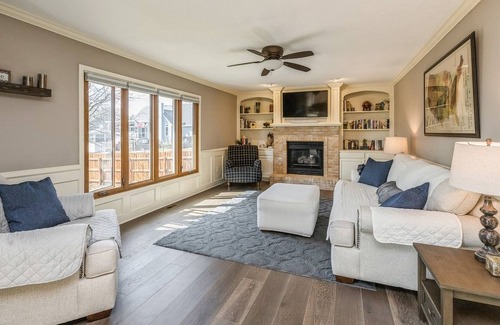 Urbandale House | Stunning Suburban Home in Quiet Neighborhood