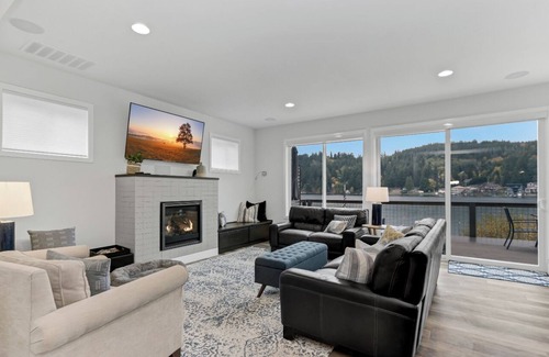 Olympia House | Stunning Summit Lake Home! Hot tub and Kayaks!