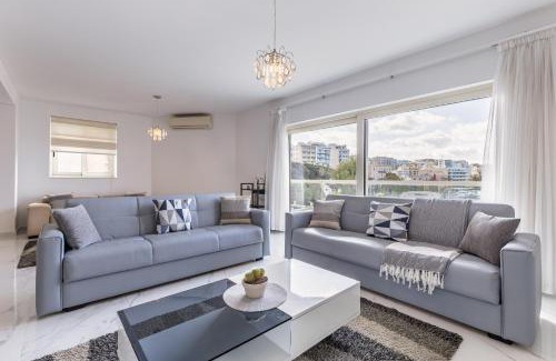 Tower Road Apartment | Stunning - SunnySide 3-Bedroom